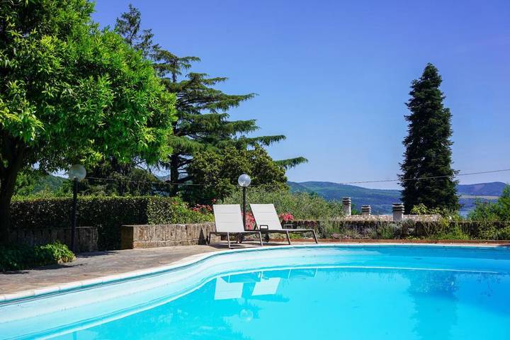 Villa per 6 persone, con Balcone e Terrazza nonché Giardino e Piscina a Bracciano