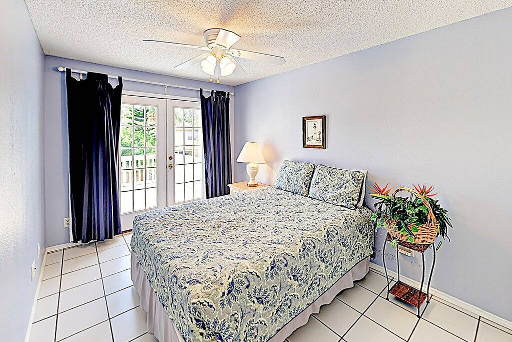 Ganze Wohnung, Spacious Island Getaway w/ Fenced Backyard Pool & 2 Balconies, Walk to Beach in South Padre Island, Laguna Madre