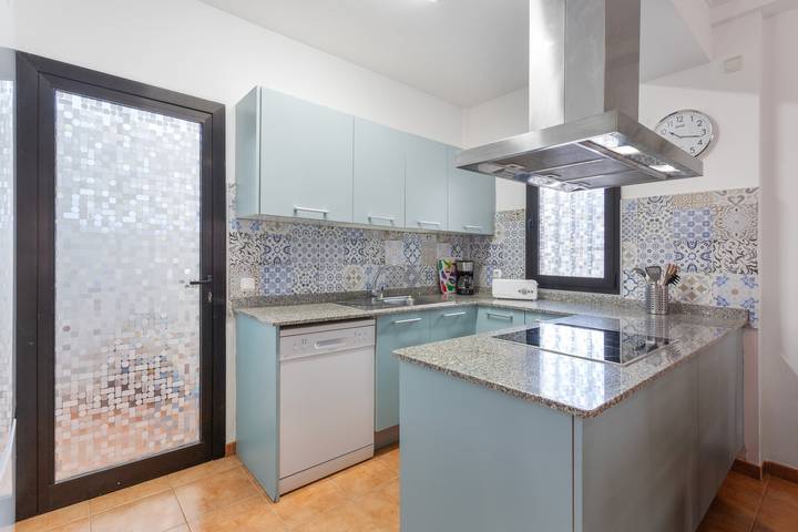 Villa Alfredina avec vue sur la montagne, piscine et Wi-Fi in Playa Blanca, Yaiza