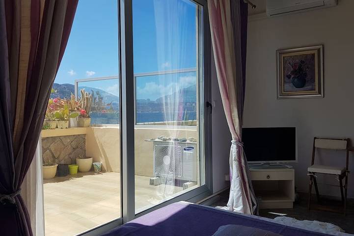 Appartamento intero, Ampio monolocale luminoso con terrazza sulla spiaggia con vista sul mare e sulla città in Ajaccio, Golfe D'Ajaccio