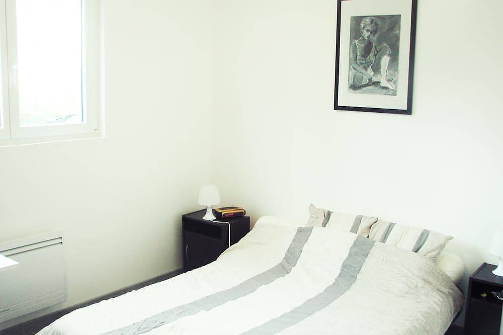 House with heated swimming pool 3 km from the beach in Pleumeur-Bodou, Pink Granite Coast