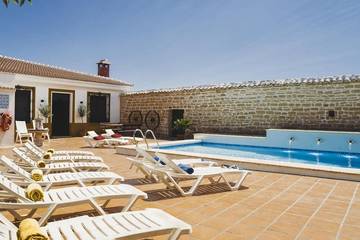 Chalet para 16 personas, con balcón y piscina en Comarca Metropolitana de Jaén