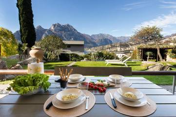 Ferienwohnung für 5 Personen, mit Garten und Terrasse sowie Ausblick in Torbole