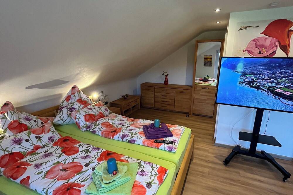 Ganze Wohnung, Ruhige schöne Fewo mit Balkon/Gartenblick, Halbinsel Höri, 1300 m zum Bodensee in Moos, Untersee