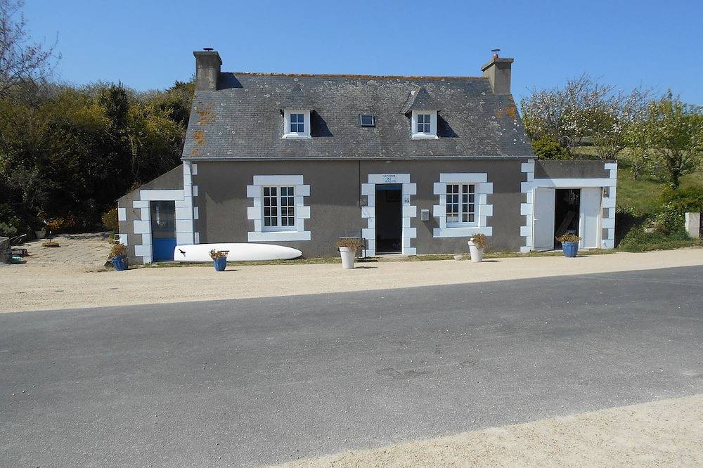 House of le Castel in Plougrescant, Pink Granite Coast