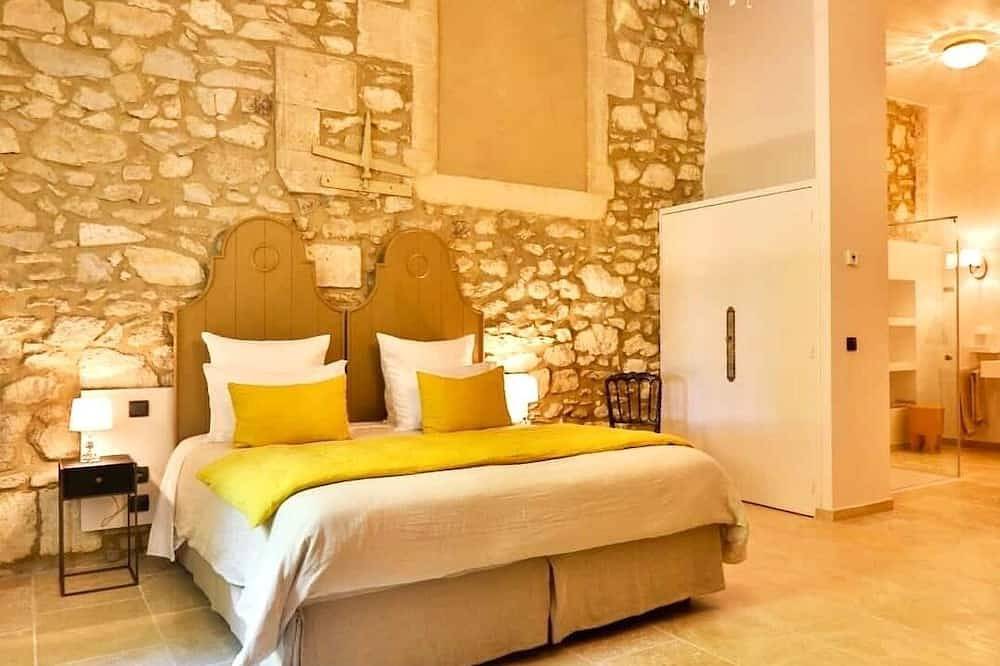 Full of character, standing, Swimming Pool, large Garden, Quiet Charm & Beauty in Avignon, Vaucluse