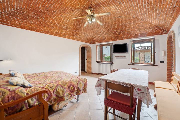Apartamento entero, Apartamento 'Centenario Affittacamere' con Wi-Fi y aire acondicionado in Fara Novarese, Provincia de Novara