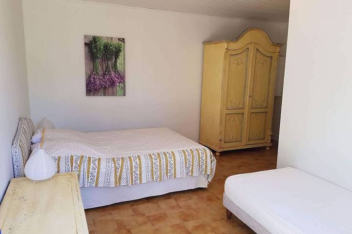 Location de vacances pour 10 personnes, avec terrasse et jardin à Sénas - 4