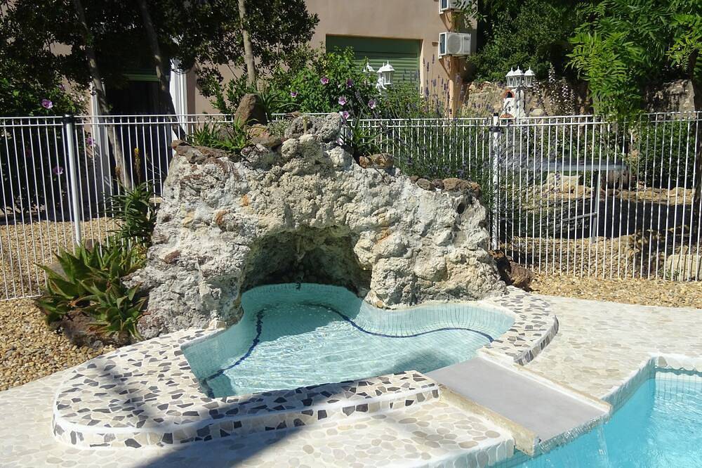 Apartamento entero, Apartamento En vieja mansión con piscina, parking y playas de 8 km in Pomérols, Côte d'Améthyste