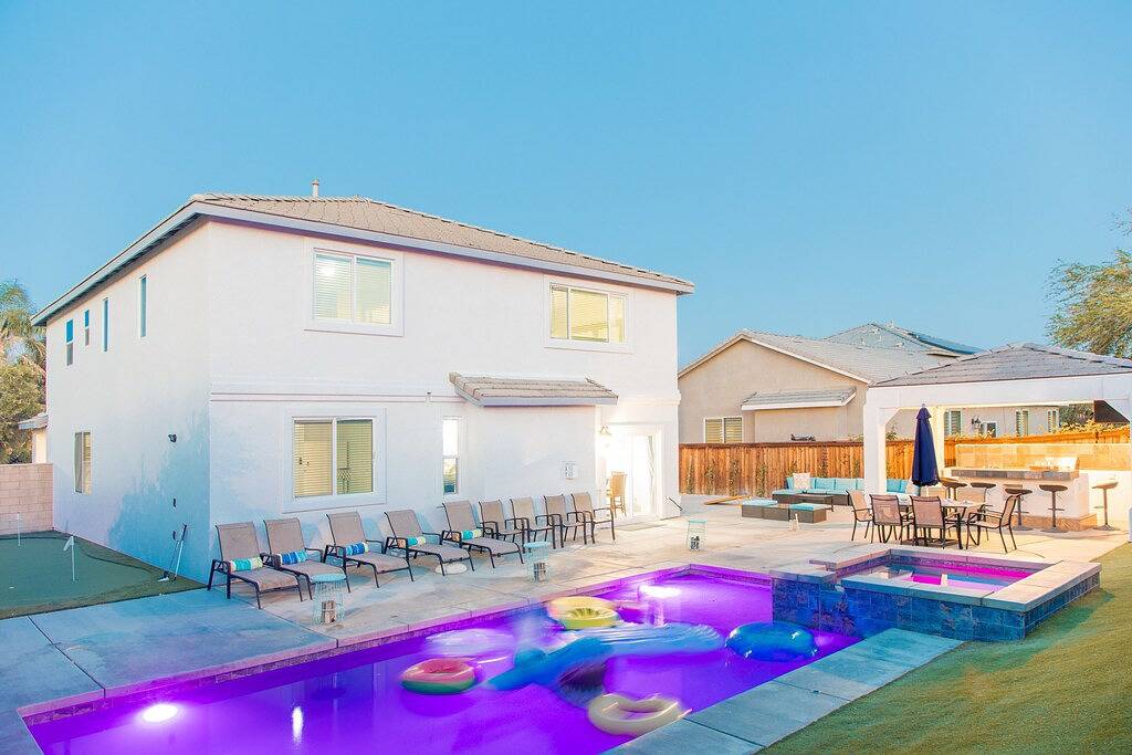 Interstellar w/Pool, Golf, & Game room/Sleeps 23! in Coachella, Coachella Valley