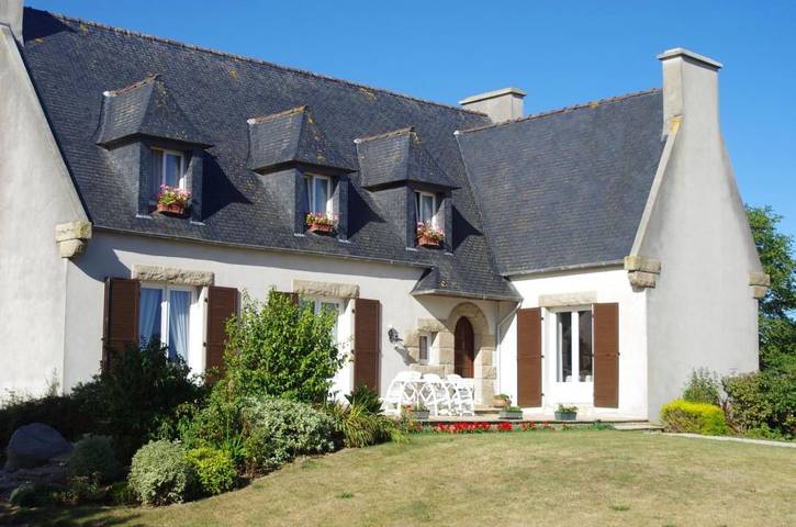 Chambre d’hôte pour 2 personnes, avec Terrasse ainsi que Jardin et Vue à Plougoulm
