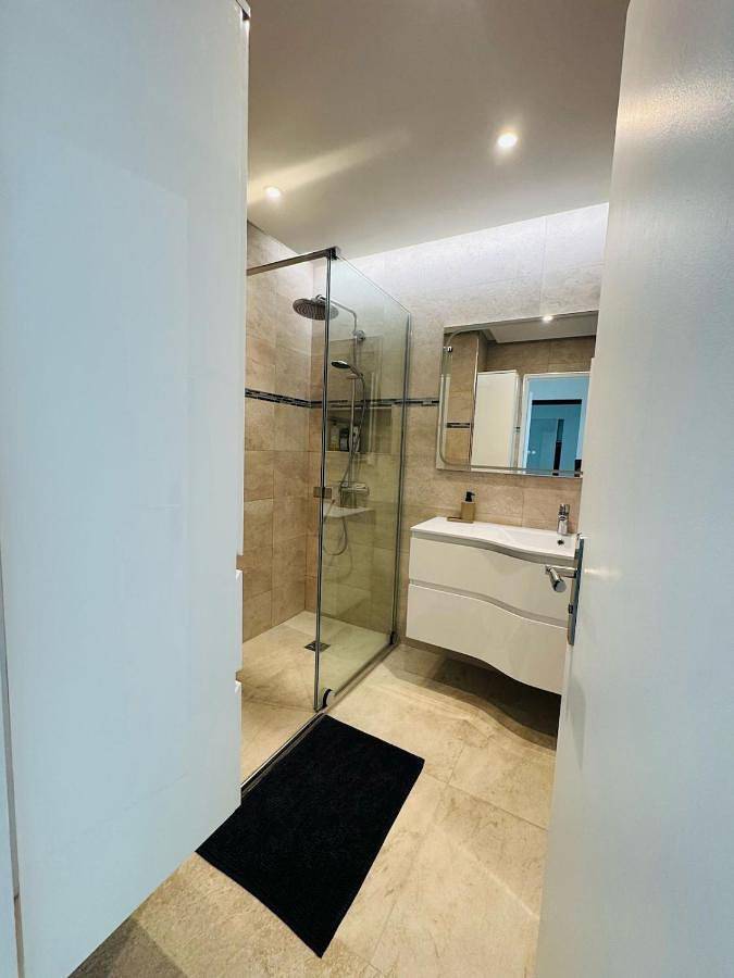 Gîte pour 5 personnes, avec balcon et vue dans Plage Beau Rivage Saint Raphael - 4