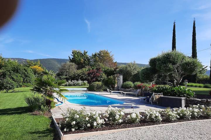 Ferienwohnung für 2 Personen, mit Garten und Pool in Lacoste