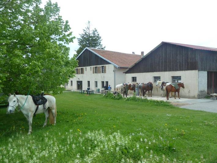 Hôtel pour 4 personnes, avec Balcon ainsi que Terrasse et Jardin à Longcochon