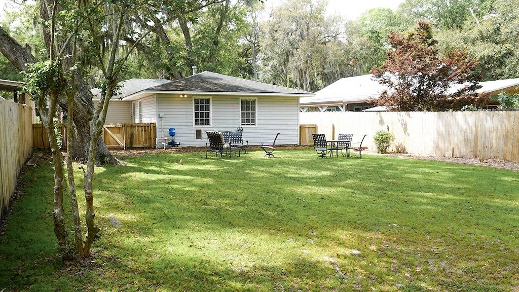 Sleeps 8, Pet-friendly, 1.5 miles from beach in St. Simons Island, Glynn County