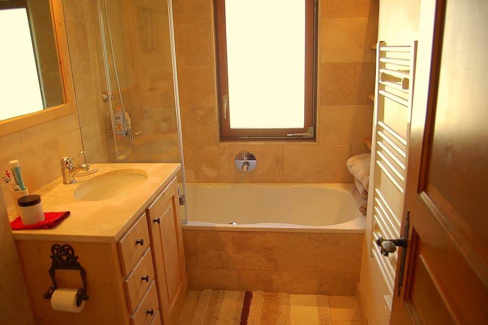 Entire apartment, Chalet Style Apartment 2 min Flat Walk from Le Médran main lift! in Bagnes, Wallisian Alps