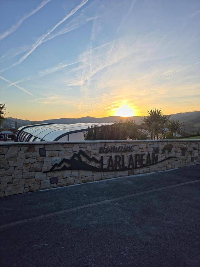 Camping pour 2 personnes, avec Balcon et Terrasse ainsi que Jardin et Piscine