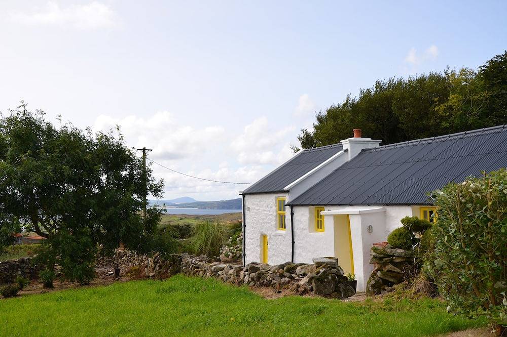 Ein irischer Idyll - traditionelle mauern Hütte eingebettet in den Hügeln oberhalb Downings in Rosguill ED, County Donegal