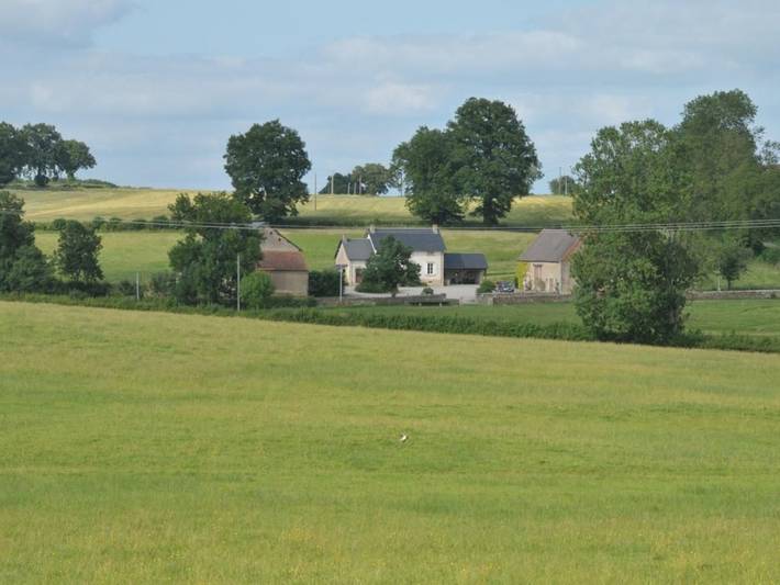 Renoviertes Bauernhaus nahe Morvan mit Garten und Kinderspielbereich in Saint-Gratien-Savigny, Nièvre