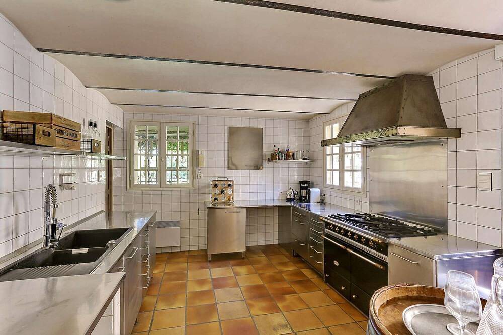Large air-conditioned house with heated swimming pool in quiet Provence in Entraigues-sur-la-Sorgue, Vaucluse