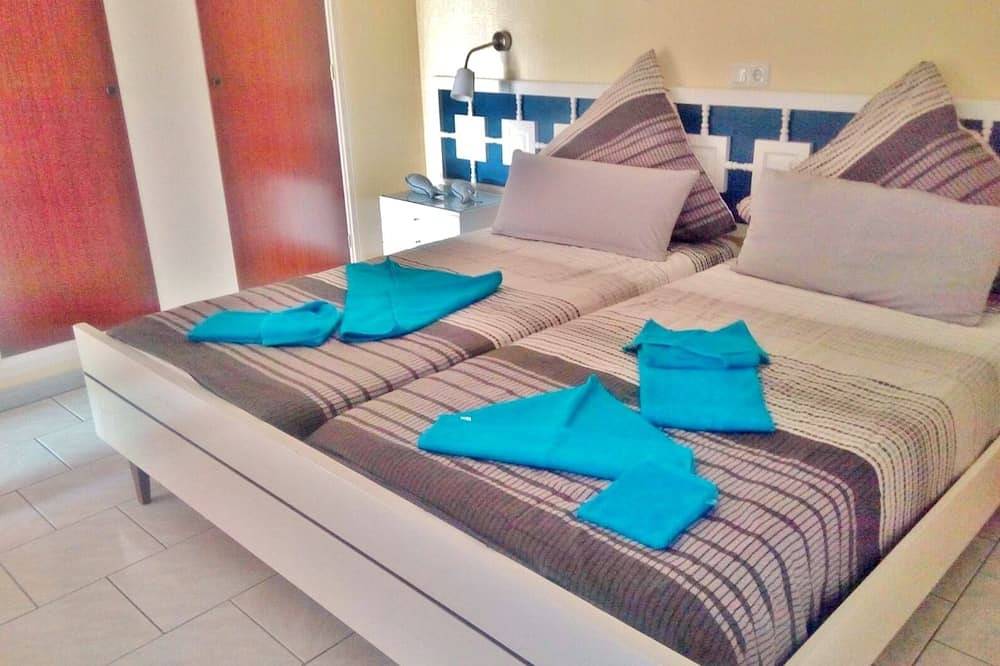 Dp: directly on the beach, large terrace, sea view & garden in Cala Romantica, Manacor