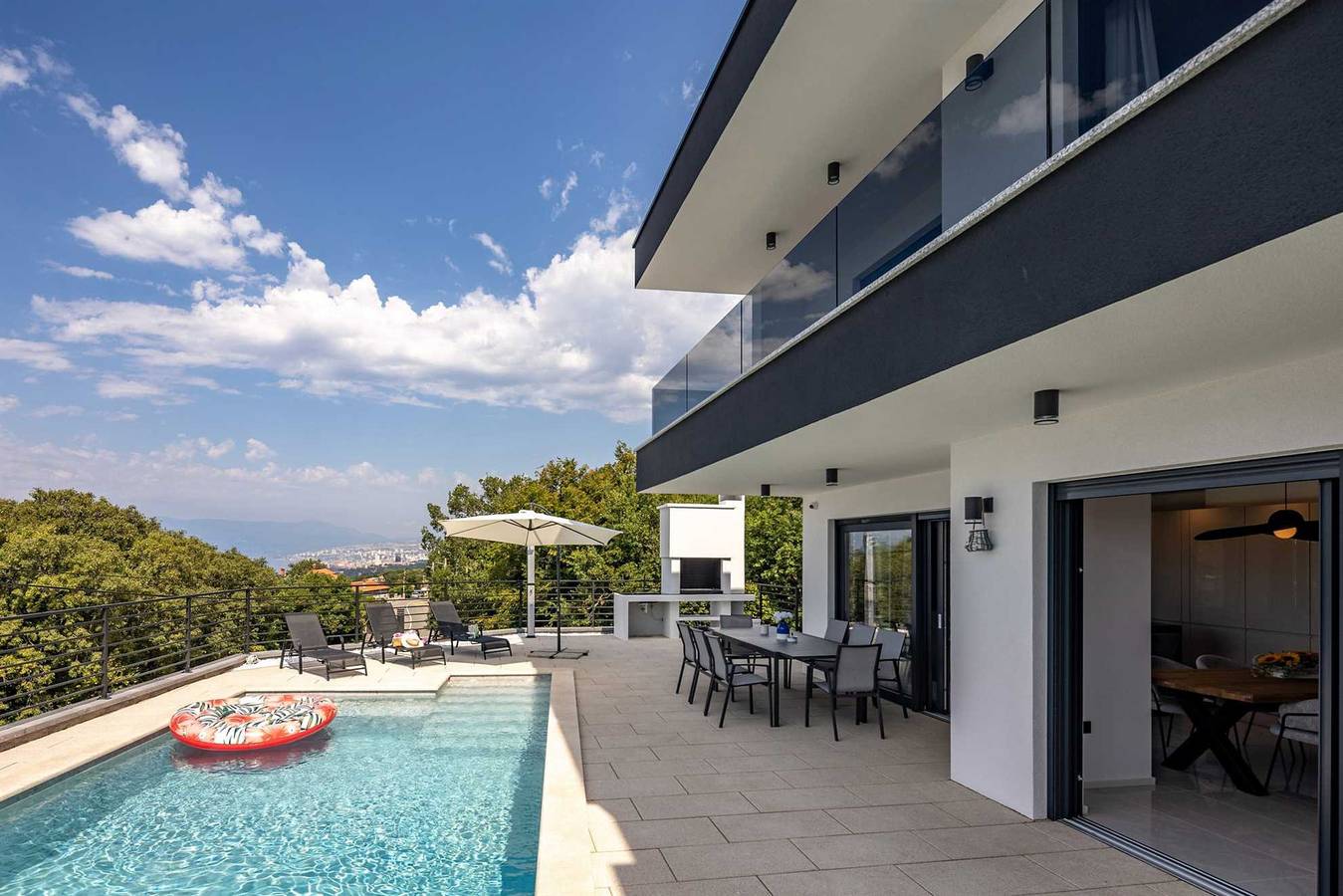 Villa voor 8 personen met terras in Vrh Martinscice, Primorje-Gorski Kotar