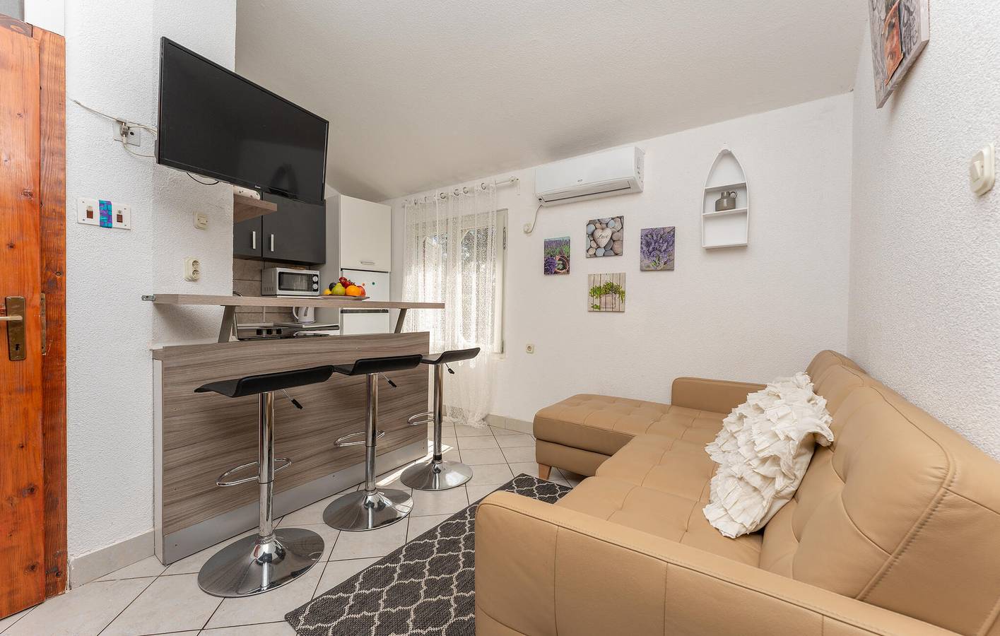 Ganze Ferienwohnung, Gemütliches Apartment mit Terrasse, 1,5 km vom Strand Pod Vruljom entfernt, mit kostenlosen Parkplätzen in Pakostane, Zadar