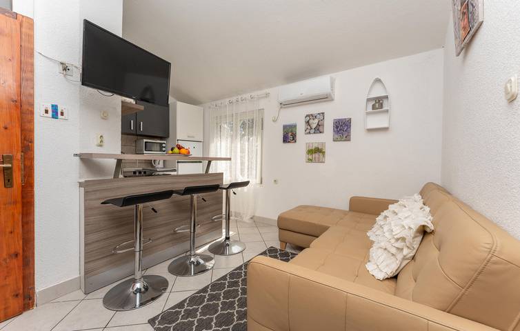 Ganze Ferienwohnung, Gemütliches Apartment mit Terrasse, 1,5 km vom Strand Pod Vruljom entfernt, mit kostenlosen Parkplätzen in Pakostane, Zadar