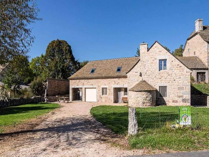 Gîte pour 6 personnes, avec terrasse ainsi que jardin et piscine, adapté aux familles dans La Fage-Saint-Julien