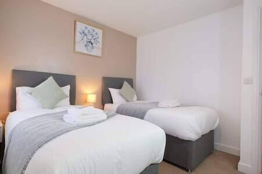 Central Getaway House with Parking, Wi-Fi & Garden in Stafford, Staffordshire