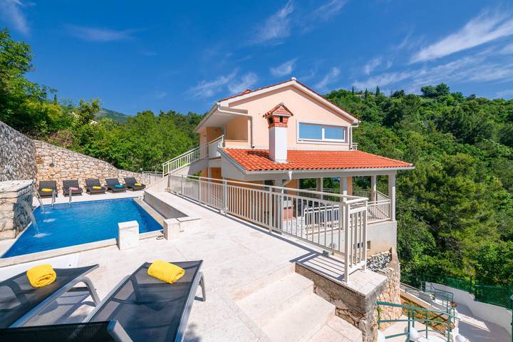 Villa per 6 persone, con piscina e balcone in Croazia