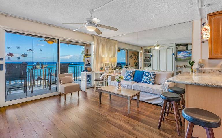 Vacation rental for 3 people, with balcony and pool as well as hot tub and yard in Lahaina