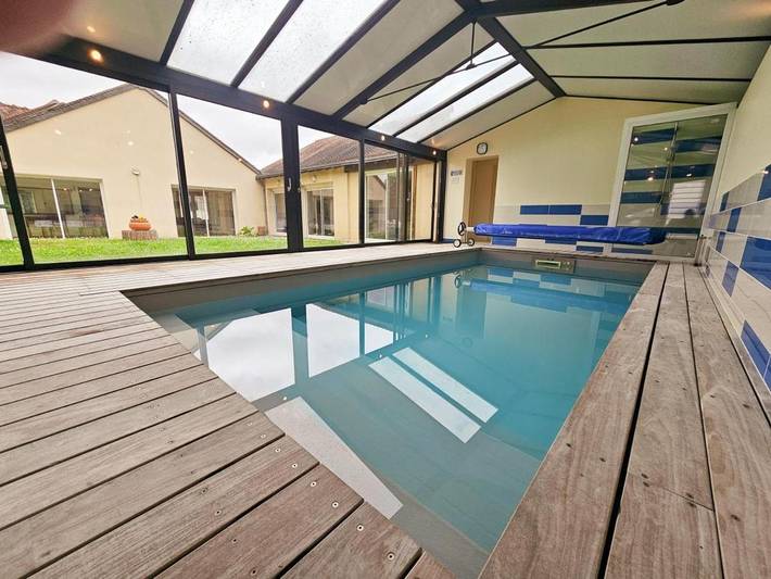 Location de vacances pour 9 personnes, avec piscine ainsi que terrasse et jardin à Assay