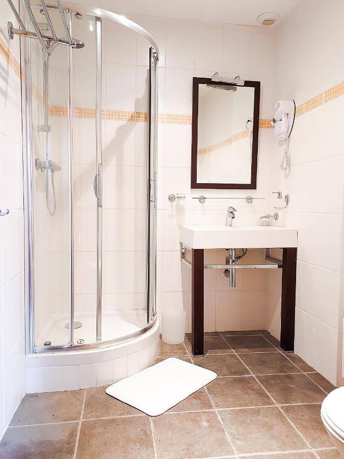 Double Room with Private Bathroom in Varaville, Région de Caen