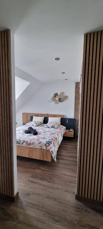 Chambre d’hôte pour 2 personnes, avec terrasse et jardin ainsi que piscine et vue