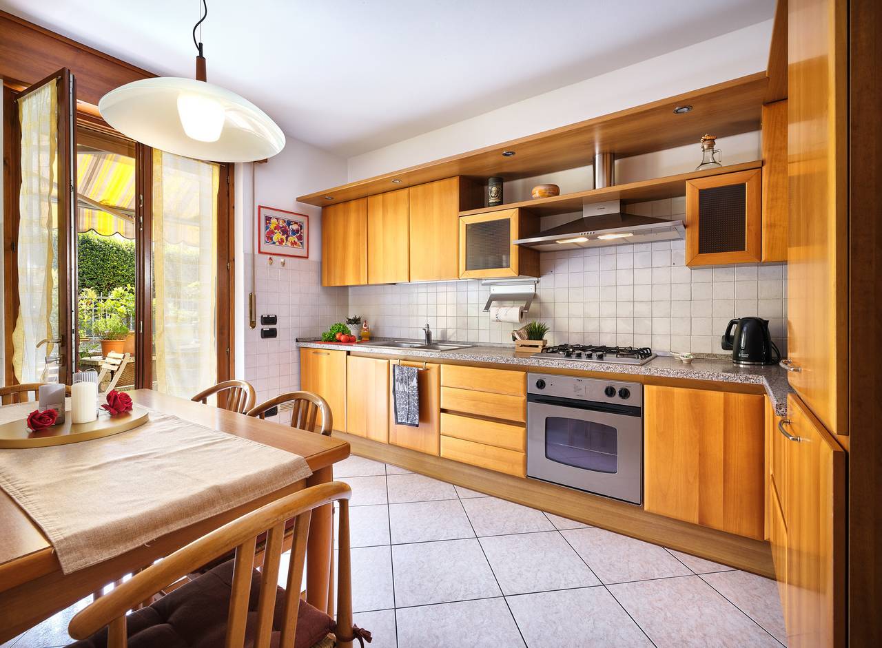 Entire apartment, Regarda - La Casa di Fido, 3 bedrooms, 2 bathrooms, fenced garden in Bardolino, Garda Mountains