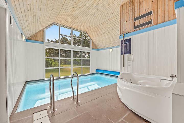 Ferienhaus für 10 Personen, mit Balkon/Terrasse und Whirlpool sowie Pool und Sauna in Blavand - 2