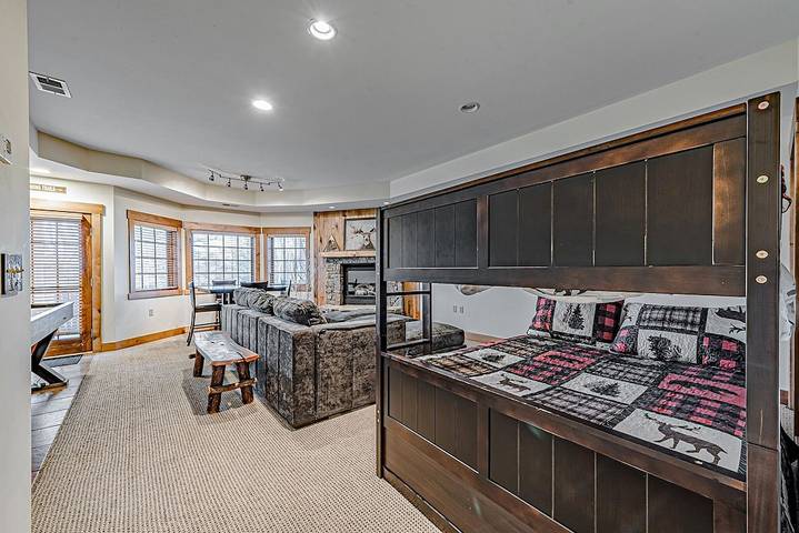 Vacation rental for 14 people, with pool and yard as well as hot tub in Seven Springs