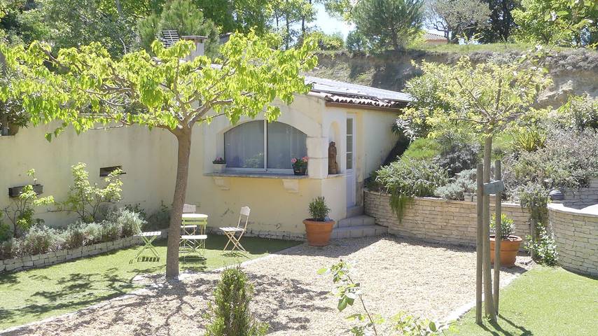 Gîte pour 3 personnes, avec terrasse et jardin à Pierrevert