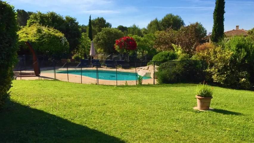 Location de vacances pour 9 personnes, avec piscine et jardin à Lambesc - 3
