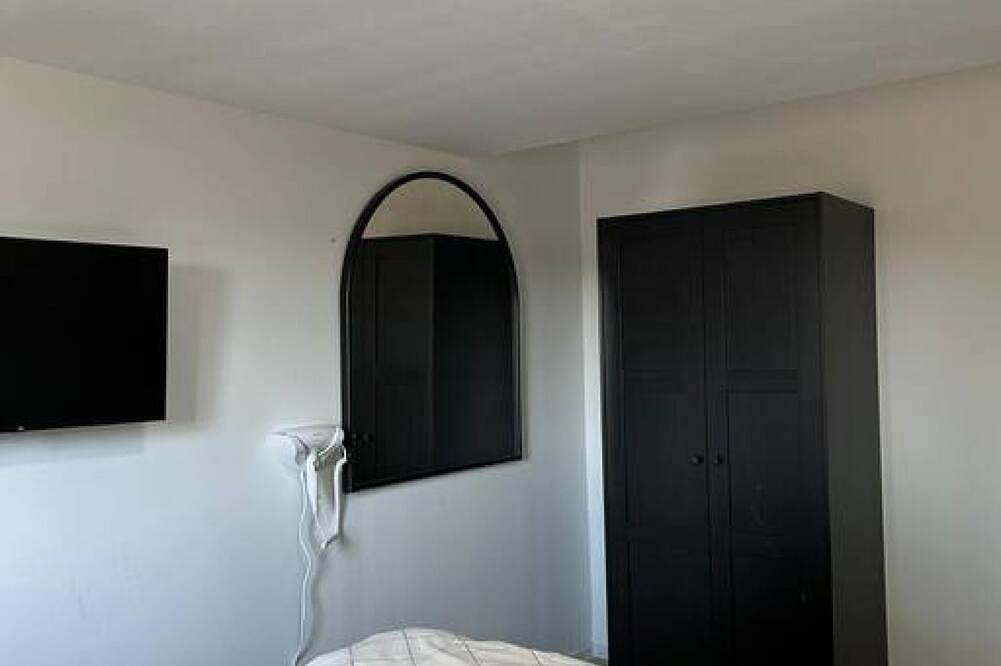 Comfy Room in Shared Villa w/ Free Parking in Floridsdorf, Wien