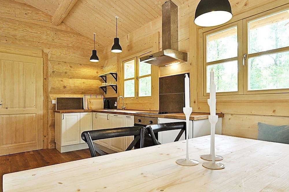 Schöne und gemütliche Hütte, offener Kamin, naturnah. Haustiere erlaubt. in Vallåsen, Halland