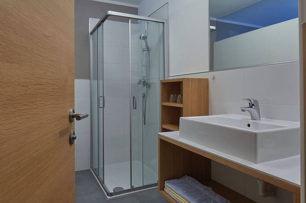 Ganze Wohnung, Apartments Schwarzlehen Idyllische Auszeit mit Bio-Pool inmitten grüner Natur in Tschirland, Naturns