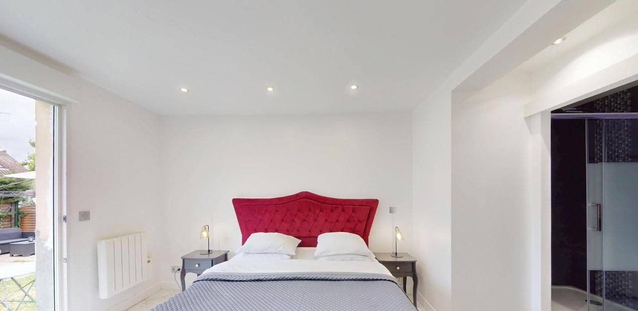 Kimia Suite Room in Osny, Val-d'Oise