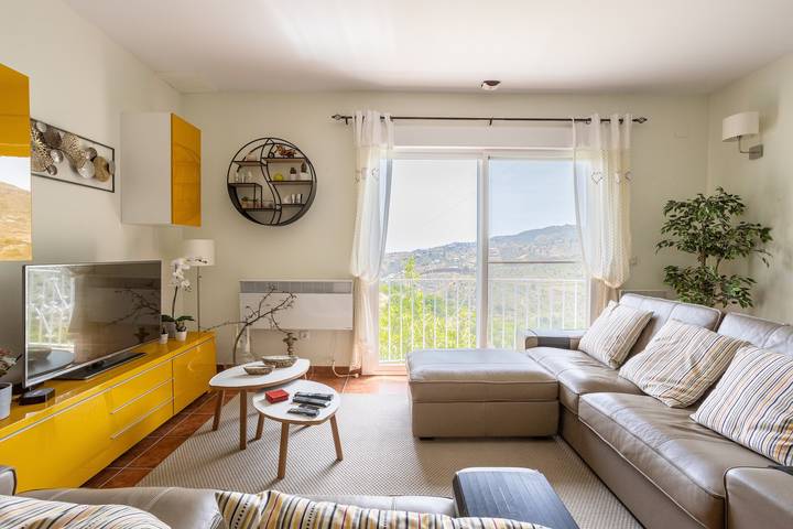 Maison de vacances 'Casa Flamenca' avec vue sur la montagne, Wi-Fi et climatisation in Canillas de Albaida, Cordillera Penibética