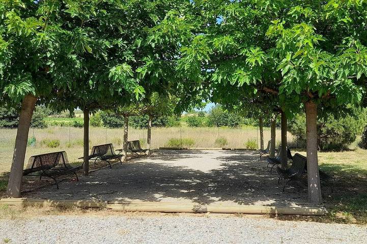 Gîte pour 5 personnes, avec piscine à Pouzolles