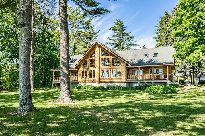 Log cabin for 30 people, with garden in Michigan