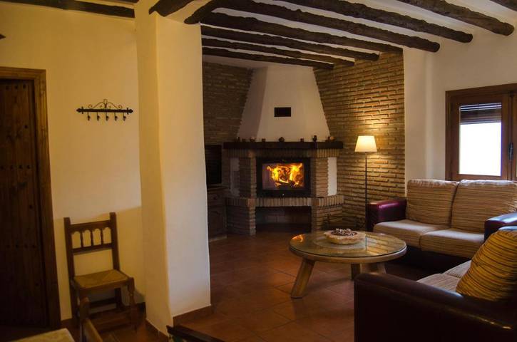 Apartamento para 3 personas, con Balcón y Terraza además de Jacuzzi y Jardín en Válor
