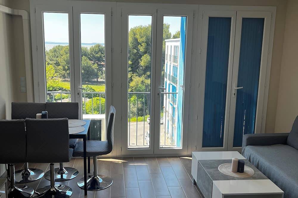 Entire apartment, Luminous apartment with view of the lake - Refurbished, close to the airport (sleeps 6) in Vitrolles, Istres region