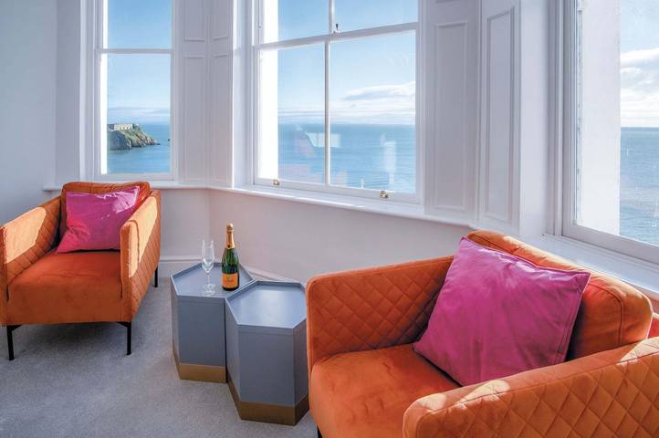 Last minute apartment for 4 people, with Ocean view in Tenby